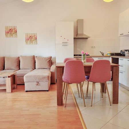 Apartment Nora Near The Beach Pula Buitenkant foto