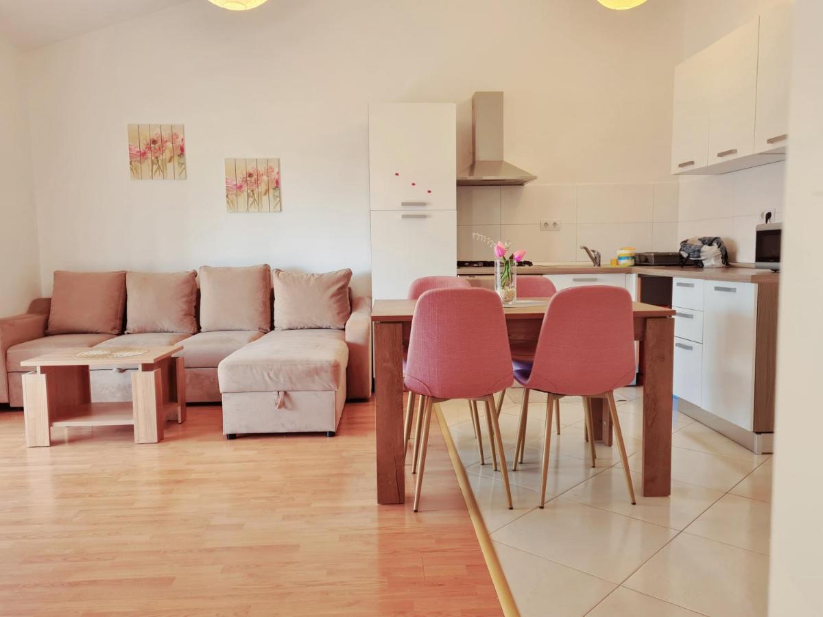 Apartment Nora Near The Beach Pula Buitenkant foto